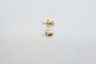 null Paire de clous d'oreille en or jaune 18k (750) ornée de diamants d'environ 0.1...