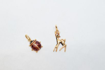 null Deux pendentifs breloques en or jaune 18k (750) et émail représentant bambi...