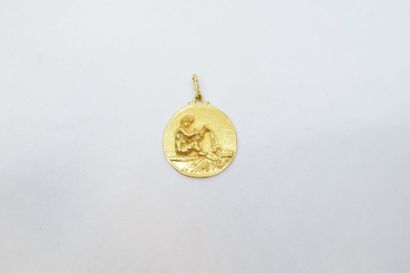 null Médaille en or jaune 18k (750) représentant le signe du Verseau.

Poids : 6.1...