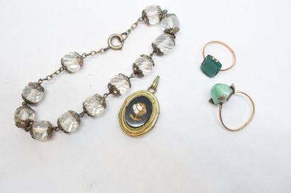 null Ensemble de quatre bijoux fantaisie anciens :

- Collier en argent (poinçon...