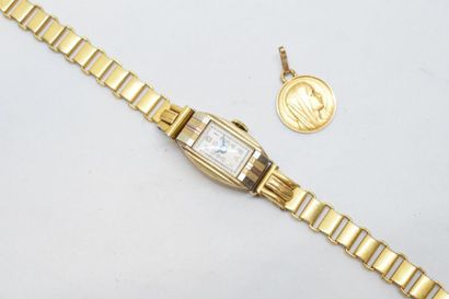 null Lot comprenant : 

- une montre de dame, boitier rectangulaire en or jaune 18k...