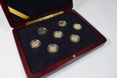 null Coffret " Merveilles du monde de l'Antiquité " comprenant sept pièces en or...