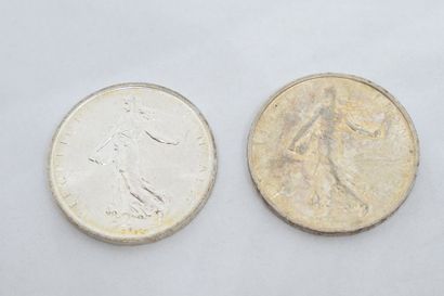 null [ Pièce en argent ] 

Ensemble de deux pièces de 5 F " Semeuse " en argent 1960...