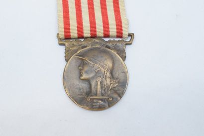 null Médaille en bronze commémorative de la Grande Guerre 1914-1918, avec son ruban,...