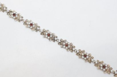 null Bracelet souple en argent articulé de fleurettes ornées de demi perles de culture,...