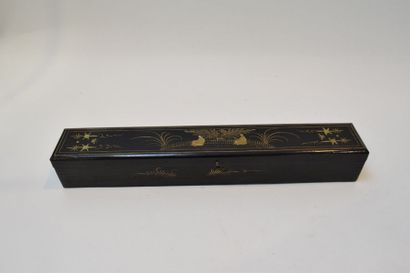 null Boîte à éventail en bois laqué noir à décor or. 


Chine, fin XIXe. 