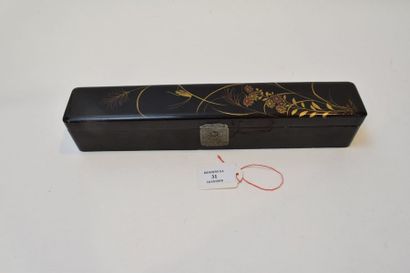 null Boîte à éventail en bois laqué noir à décor or en hiramakié, un bouquet fleuri...