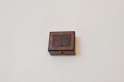 null M22 Boîte à timbres à deux compartiments en bois de loupe, le couvercle orné...