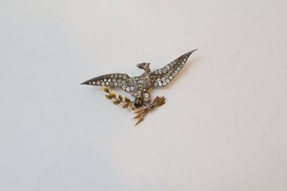 null M33 Broche en argent figurant un aigle essorante tenant dans une serre un faisseau...