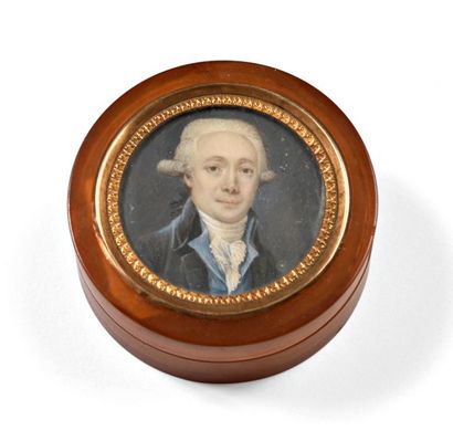 null M59 Bonbonnière ronde en écaille blonde incrustée sur le couvercle d'un portrait...
