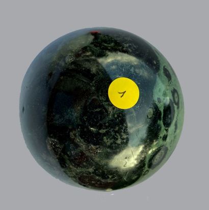 Magnifique sphère polie vert foncé (10 cm)....