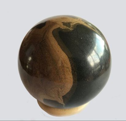 null Peu fréquente et belle sphère polie de dunite d'Espagne (9 cm)