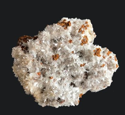 null Druses d'hémiphorphite claire sur limonite d'Ojuela, Mexique : beau parterre...