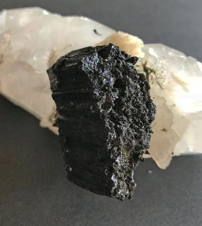null Tourmaline noire (schorl) du Brésil perchée sur un cristal terminé de quartz...