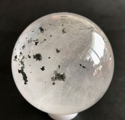 null Elégante sphère polie de quartz limpide du Brésil avec quelques inclusions de...