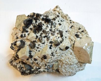 null Orthose blanche et pointes de quartz fumé des pegmatites de Papachacra, Argentine...