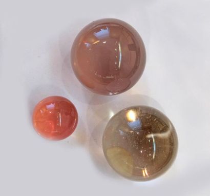 null Douze minéraux polis. Sphère (8 cm) marbre rouge veine? de blanc. Deux œufs...