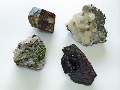 null Quatre minéraux du Brésil. : deux améthystes (17 cm chacune) et un quartz ambré...