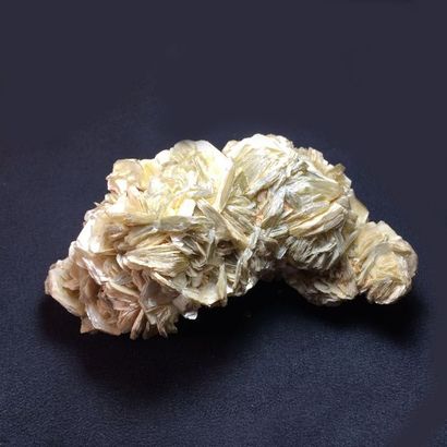 null Cinq intéressants minéraux : deux célestines cristallisées de Madagascar (12...