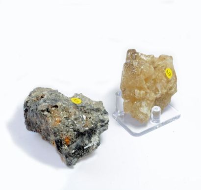 null Flat d'une quinzaine de petits minéraux (2 à 8 cm) : France (lussatite de Pontchateau,...
