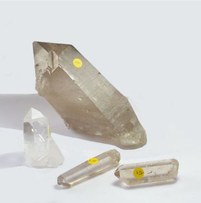 null Huit quartz et améthystes cristallisés : Six quartz de Madagascar (5 à 22 cm)...