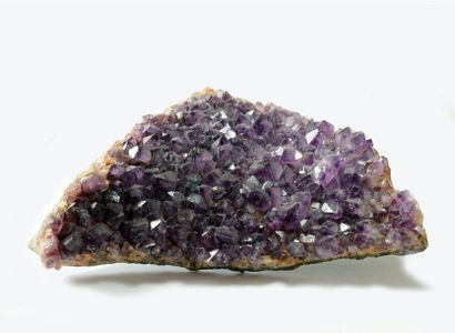 null Huit quartz et améthystes cristallisés : Six quartz de Madagascar (5 à 22 cm)...