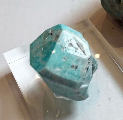 null Amazonite :cristal flottant avec faces polies (4 cm)