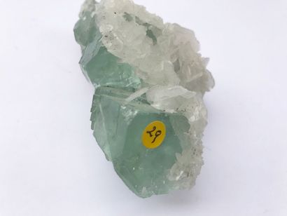 null Quatre fluorines cubiques claires du Hunan, Chine : deux vert-eau (10 / 6 cm)...