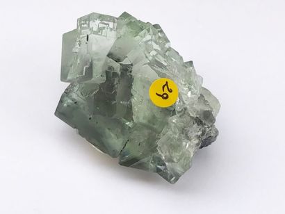 null Quatre fluorines cubiques claires du Hunan, Chine : deux vert-eau (10 / 6 cm)...
