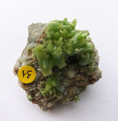 null Cinq minéraux chinois. Mt. Xuebaoding, Sichuan : association cassitérite / béryl...