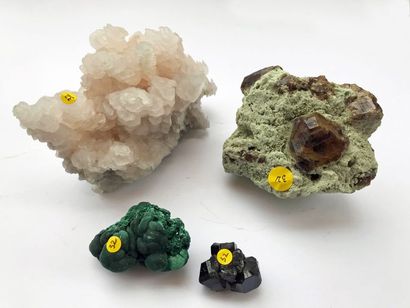 null Quatre minéraux chinois. Un grenat (3 cm) et une vésuvianite sur gangue (10...