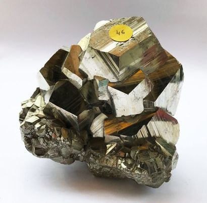 null Belle pyrite en gros cubooctaèdres brillants (jusqu'à 6 cm) de Huanzala, Pérou...