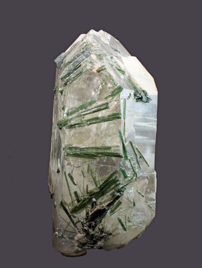 null Très élégante pointe de Quartz du Brésil translucide et terminée, portant sur...