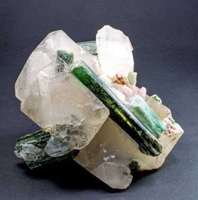 null Verdellite et elbaite (dont un cristal principal biterminé) sur quartz des Minas...