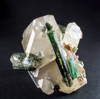 null Verdellite et elbaite (dont un cristal principal biterminé) sur quartz des Minas...