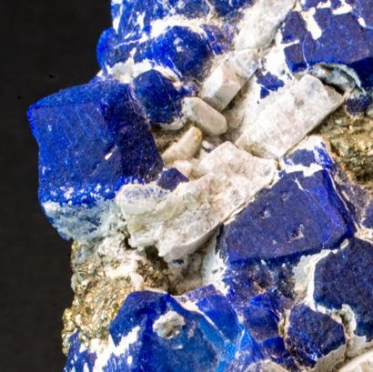 null Dense parterre de cristaux centimétriques bleu brillants de Lazurite sur calcite...