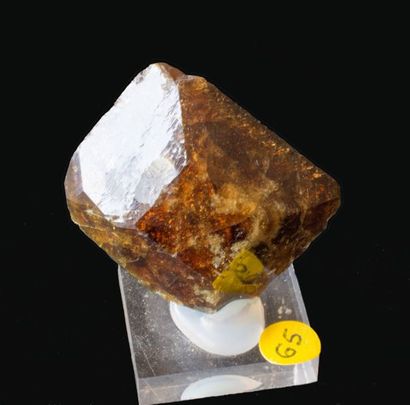 null Vésuvianite soclée de la mine Fushan, Hebei, Chine : cristal tabulaire biterminé...