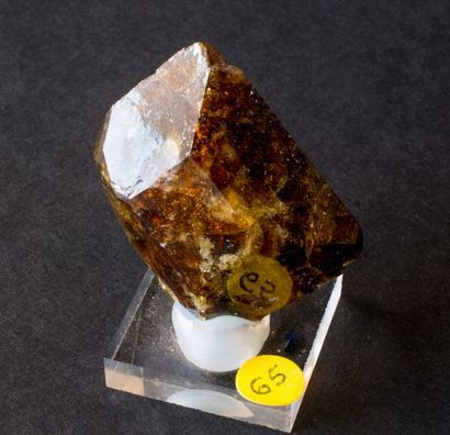 null Vésuvianite soclée de la mine Fushan, Hebei, Chine : cristal tabulaire biterminé...