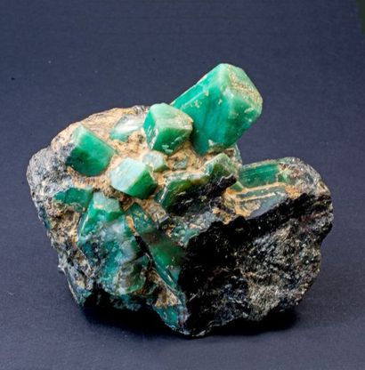 null Emeraude du Brésil (8 cm), début 90's: cristaux hexagonaux opaques, verts et...