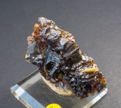null Deux jolis petits minéraux : crocoïte (6 cm), Tasmanie, Australie. Blende dorée...