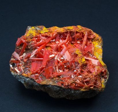 null Deux jolis petits minéraux : crocoïte (6 cm), Tasmanie, Australie. Blende dorée...