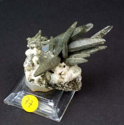 null TroIs miniatures. Népal : quartz chloriteux en aiguilles (5 cm) de Ganesh Hamal...