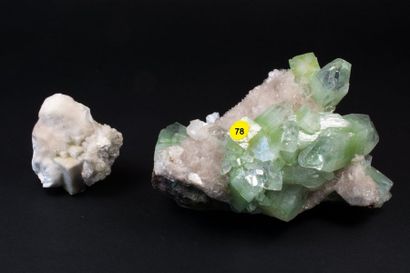 null Deux pièces d'Inde. Fluoroapophyllite vert clair et brillante,et apophyllite...