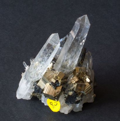 null Trois jolis petits sulfures du Pérou : aiguilles de quartz hyalin, pyrite, blende...