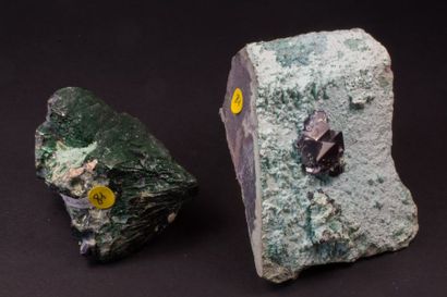 null Deux minéraux du Katanga, R.D. du Congo : cristaux de cuprite brun rouge, sur...