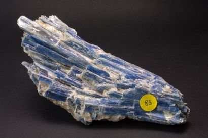 null Deux élégants minéraux du Brésil : disthène bleu (18 cm) du Minas Gerais ; actinolite...