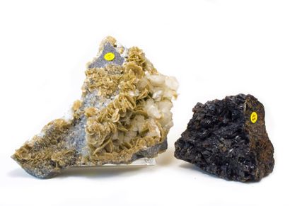 null Deux minéraux. Blende cristallisée (8 cm) de Roumanie. Pétales de sidérite,...