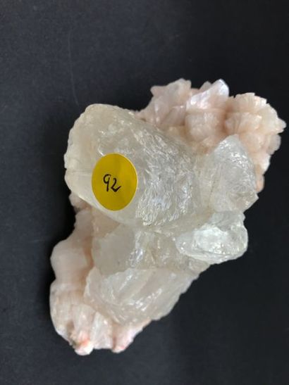 null Trois minéraux d'Inde : calcite blanche brillante sur heulandite (10 cm) ; stilibite...