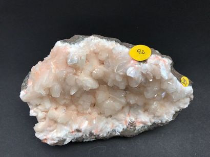 null Trois minéraux d'Inde : calcite blanche brillante sur heulandite (10 cm) ; stilibite...