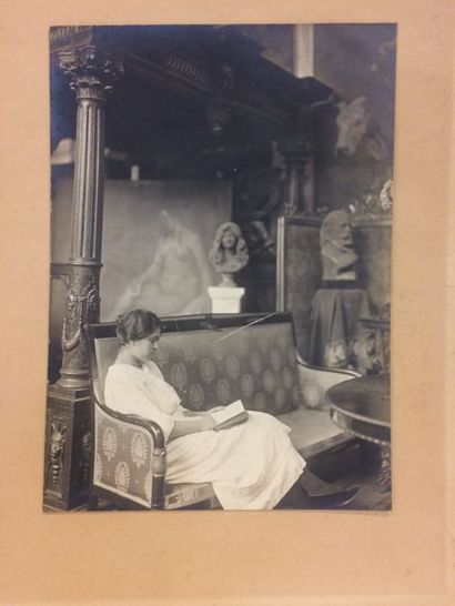 null PHOTOGRAPHIE. Anonyme. Intérieur d'atelier d'artiste. Tirage argentique contrecollé...